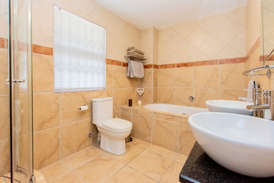 To Let 3 Bedroom Property for Rent in Country Club Western Cape